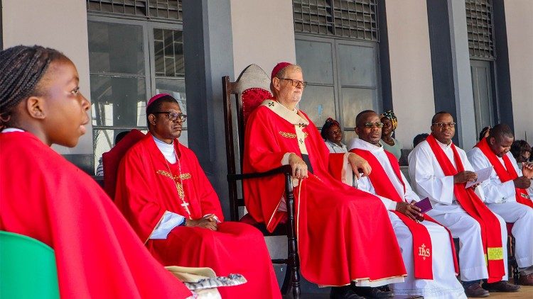 Dom Claudio Dalla Zuanna e Dom Antnio Constantino, na Missa do Domingo de Ramos, Beira (Mo?ambique)