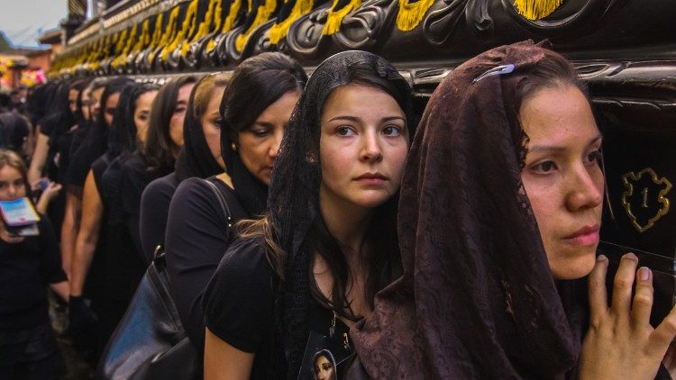 Mujeres llevando en andas la imagen de la Virgen