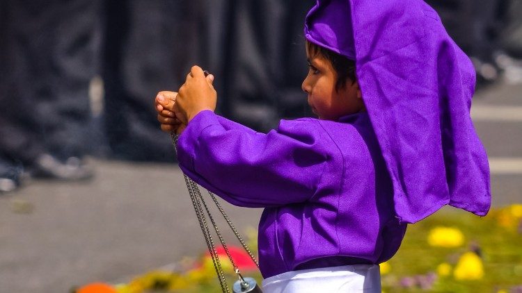 Un niño vestido de cucurucho