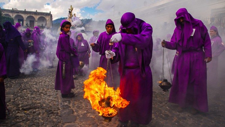 Momento de un ritual, mientras se desarrolla una de las procesiones