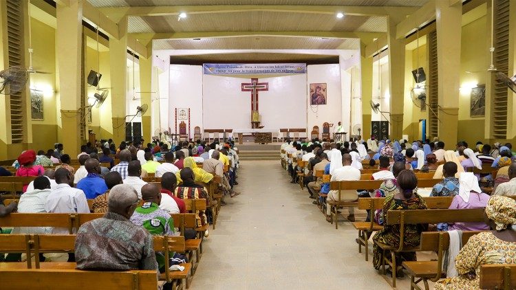 L'interno della cattedrale di Nostra Signora del Perpetuo Soccorso a Niamey