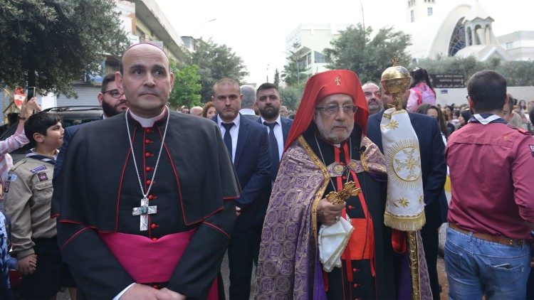 البطريرك رافائيل بدروس الحادي والعشرون ميناسيان يترأس رتبة جناز المسيح