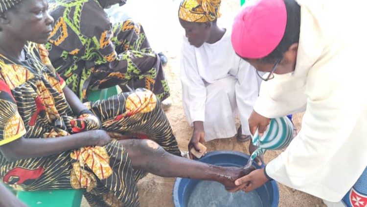  Mgr Ateba Edo, évêque de Maroua-Mokolo à la léproserie de Mokolo au Cameroun. 