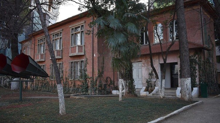 Shtëpia me gjethe, ish-Sigurimi i Shtetit, ku do të shkojnë për vizitë meshtarët nga Roma