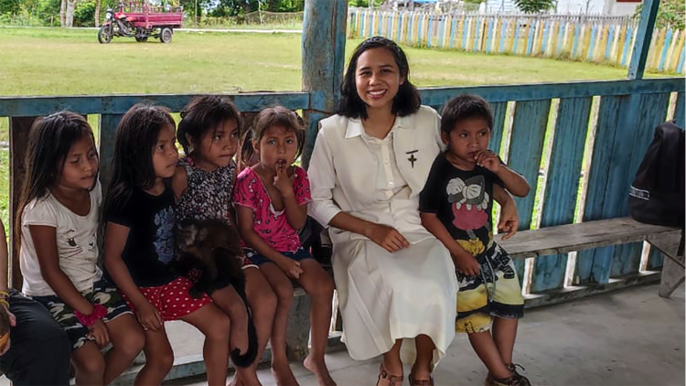 Soeur Fátima et des enfants de la communauté Indipendencia