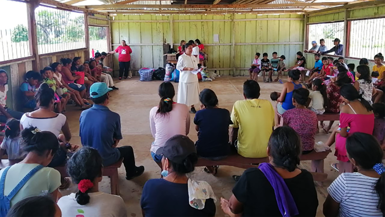 Soeur Sandra Pérez dans la communauté de Santa Cruz, Nauta