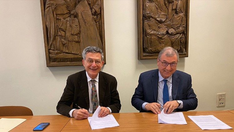 Paolo Ruffini (esquerda) e Vincenzo Buonomo assinam o acordo entre o Dicastério para a Comunicazione e a Pontifícia Universidade Lateranense para a gestão dos serviços editoriais