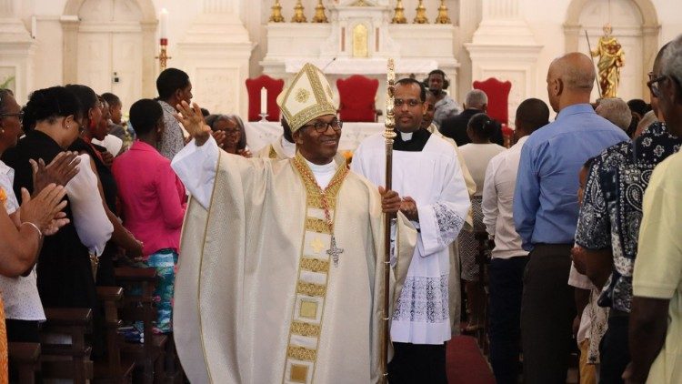 Cardeal Dom Arlindo Furtado na igreja pro-catedral da Praia