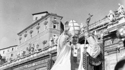 08-12-1965-Sc-0178-Chiusura-Concilio-S.-Pietro.jpg
