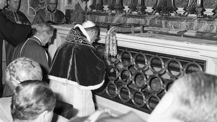 Paulius VI Vatikano antrojo susirinkimo Antrojoje sesijoje meldžiasi prie šv. Juozapato Kunvevičiaus kapo Šv. Petro bazilikoje 1963 m. lapkričio 25 d.