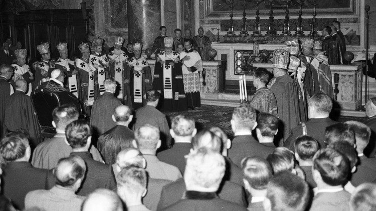 Paulius VI Vatikano antrojo susirinkimo Antrojoje sesijoje prie šv. Juozapato Kunvevičiaus kapo Šv. Petro bazilikoje 1963 m. lapkričio 25 d. 