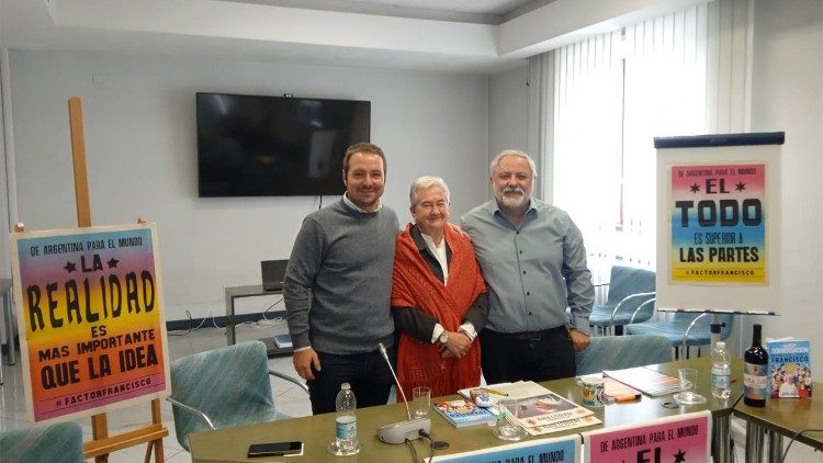 Los fundadores del proyecto, Santiago Barassi y Néstor Borri con la consultora del Sínodo, María Luisa Berzosa.