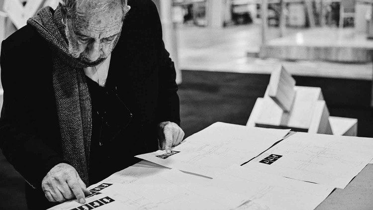 Álvaro Siza nel suo studio. ©Marco Cremascoli