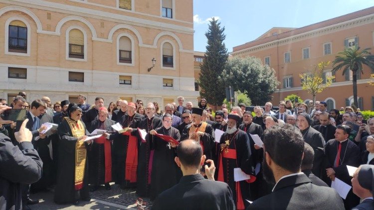 La cerimonia nei giardini dell'Università Lateranense