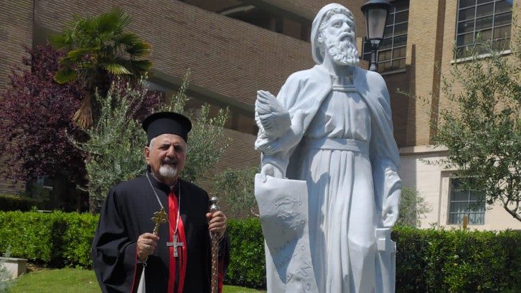  Il patriarca siro cattolico Ignace Youssif III Younan con la statua di Sant Efrem 