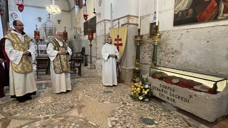 Bakonybéli és pannonhalmi bencések Szent Gellért muranói sírjánál    