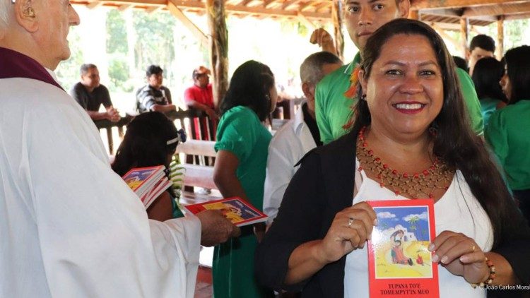 O povo Sater-Maw das regi?es de Andir e Marau, diocese de Parintins, no Amazonas, com a Bblia da Crian?a