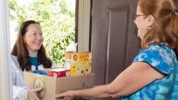 Suor-Jennifer-mentre-consegna-una-confezione-di-generi-alimentari.jpg