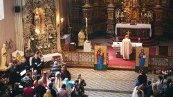 Padre-Damian-Gaborij-parroco-dei-greco-cattolici-di-Budapest-celebra-la-messa--1.jpg