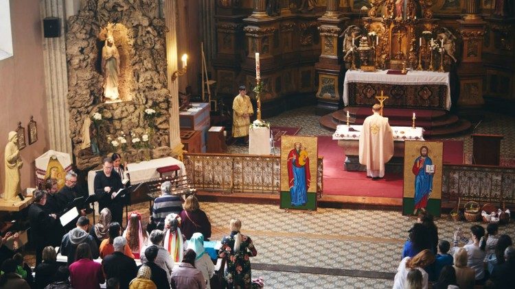 Ks. Damian Gaborij odprawiaj?cy wielkanocn? Bosk? Liturgi? ze swoj? parafi? w Budapeszcie