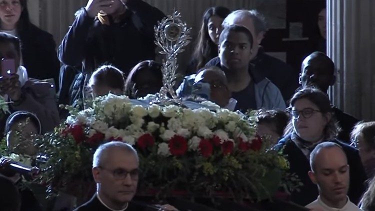 Le reliquie dei martiri portate in processione nella basilica di Saint Sulpice