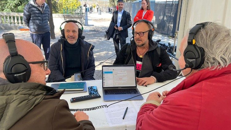 Marco Presta e Antonello Dose ospiti nella regia mobile di Radio Vaticana - Vatican News al Villaggio per la Terra