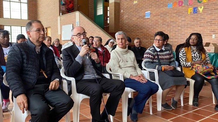 El cardenal Michael Czerny en diálogo con las comunidades. 