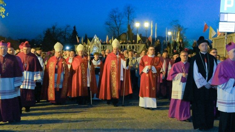 Procesja z relikwiami ?w. Wojciecha w wigili? uroczysto?ci, Gniezno, 22 kwietnia 2023.