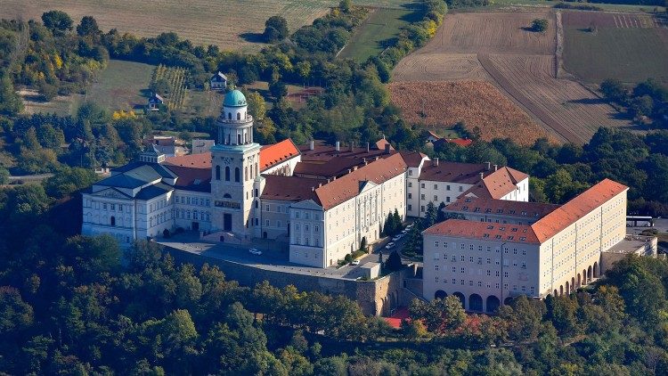Benediktinska opatija v Pannonhalmi je bila zgrajena v ?asu vladavine kralja ?tefana I. 