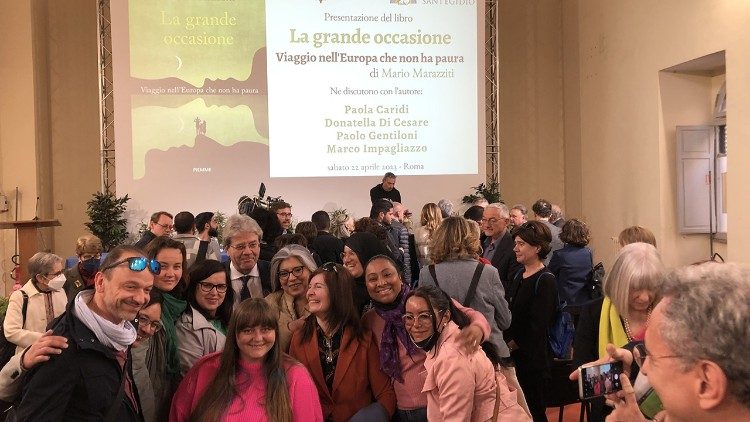 Migranti arrivati in italia grazie ai Corridoi umanitari promossi dalla Comunit di Sant' Egidio, con il commissario europeo Paolo Gentiloni alla presentazione del libro di Mario Marazziti " La grande occasione "