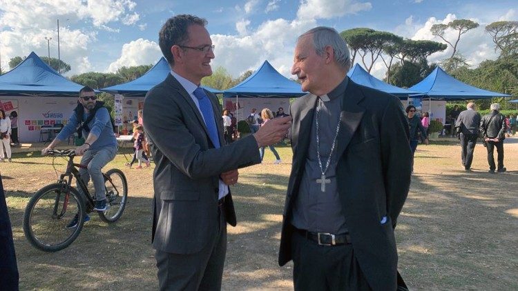 Dal Villaggio Terra, il cardinale Zuppi sottolinea l'importanza di vivere insieme