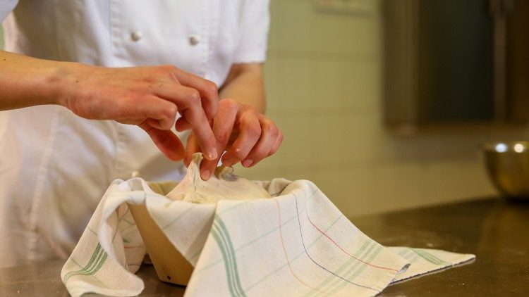 La preparazione del pane con il metodo tradizionale