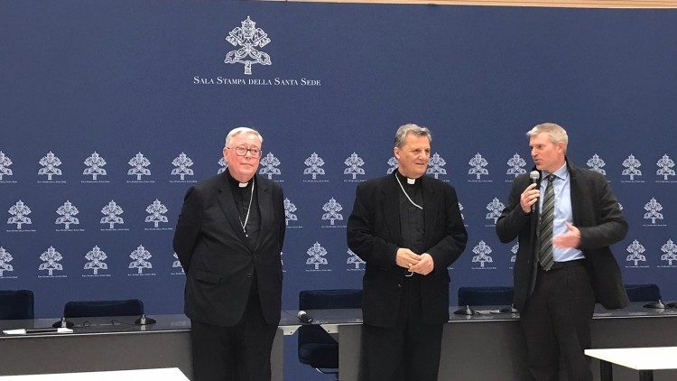 Os cardeais Hollerich e Grech na Sala de Imprensa da Santa Sé para apresentar as novidades do Sínodo