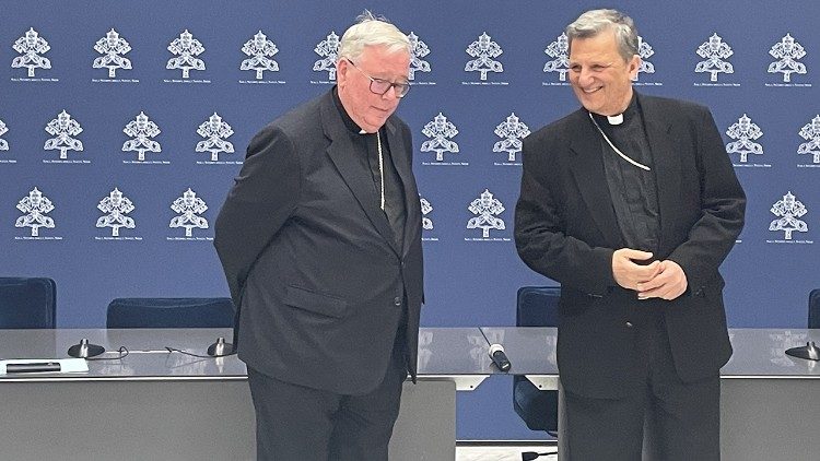 I cardinali Hollerich e Grech in Sala Stampa vaticana per presentare le novità del Sinodo