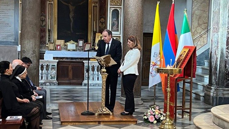 I diplomatici armeni intervengono nel corso della cerimonia presso la Basilica di San Bartolomeo