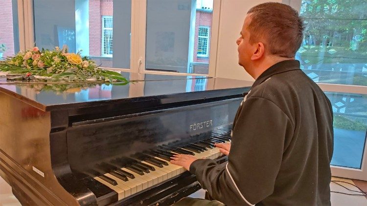 A zene gyógyít és felemel, Zoltán a zongoránál