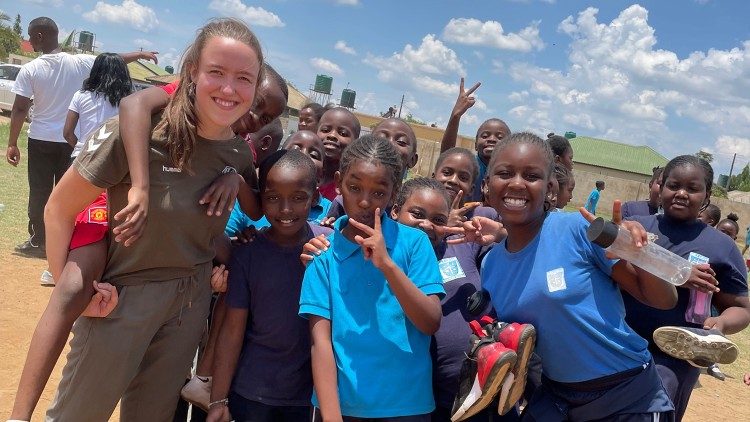 Eva, eine junge Mitarbeiterin der Schwestern beim Sportunterricht mit Kindern in Sambia