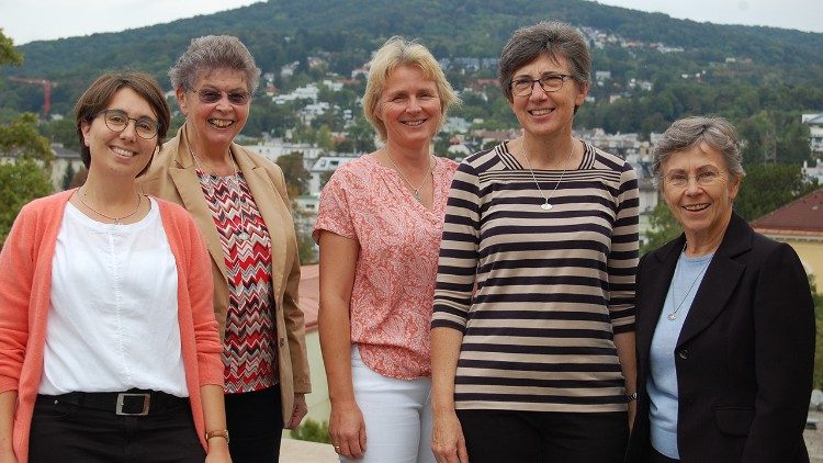 Sr. Isabelle Allmendinger mit ihrer Gemeinschaft (c) Sr. Heidrun Bauer SDS