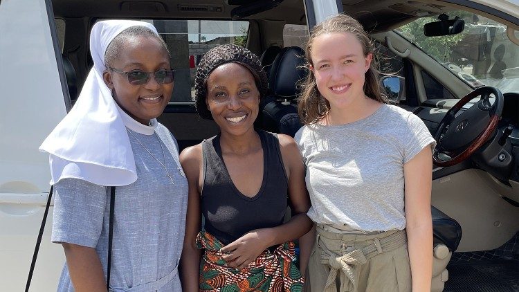 Eine Schwester vom Heiligen Kreuz mit einer jungen Mitarbeiterin in Sambia