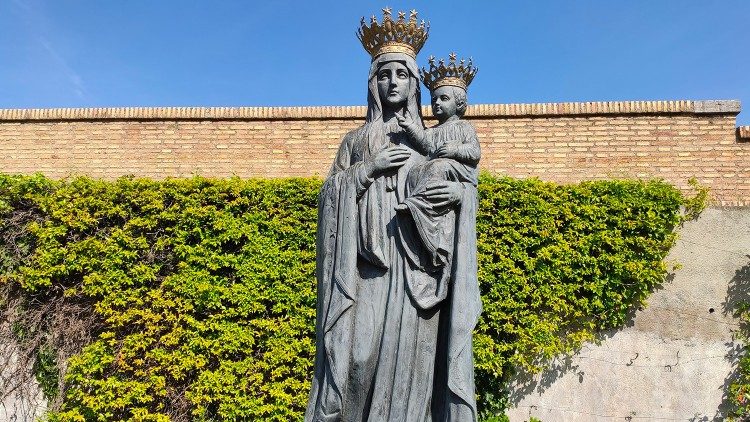 La estatua de la Virgen Negra de Cz?stochowa en los Jardines Vaticanos