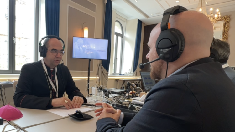 Monseñor János Székely, Obispo de Szombathely, en el estudio de Radio Vaticano - Vatican News instalado en Budapest