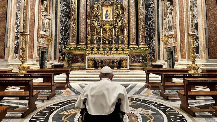 Il Papa Francesco a Santa Maria Maggiore dopo il viaggio in Ungheria