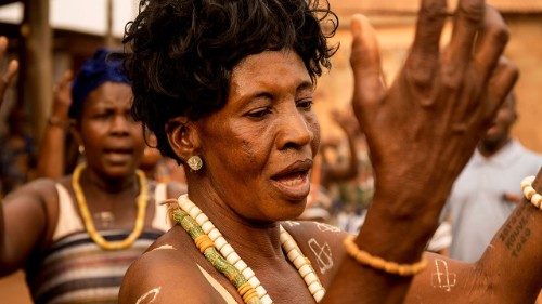 "Women's cry", il grido e la speranza delle donne in una mostra in Piazza San Pietro 