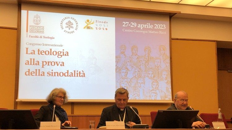 Tra i relatori alla Gregoriana il cardinale Grech (al centro della foto)