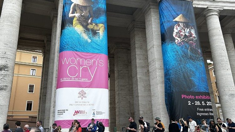 Il pannello pubblicitario della mostra al colonnato di San Pietro