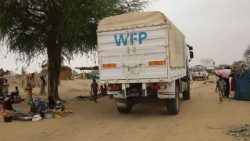 Sudan-profughi-in-Ciad-2023-rifugiati-aiuti-camion-Wfp-Pam.jpg