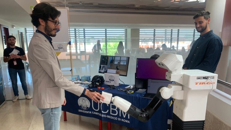 Il robot Tiago sviluppato dall'Università Campus Bio-Medico, che ospita la RomeCup 2023