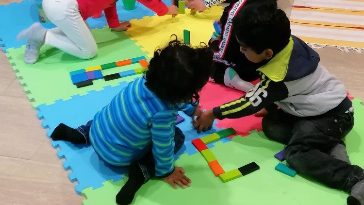 Bambini che giocano al Dispensario