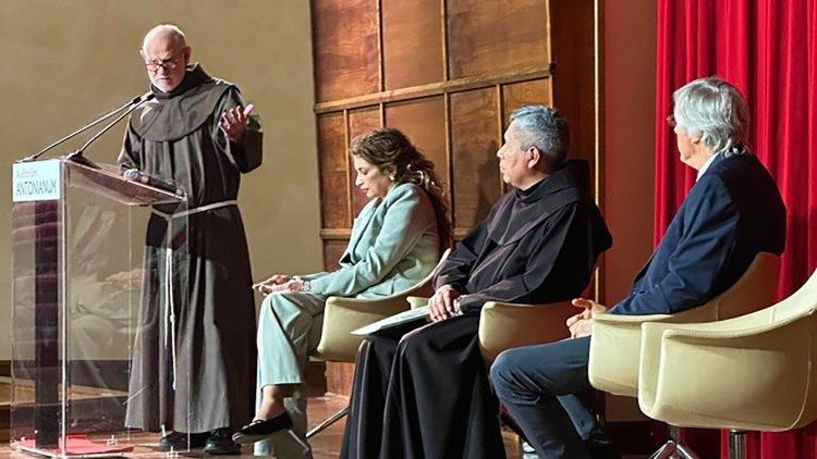 Fray Jorge Bender, explicando los proyectos que han hecho con Roemmers