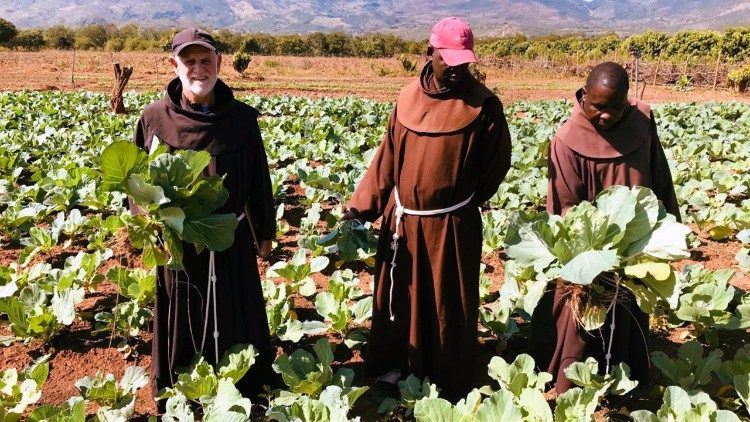 Fray Bender cultivando en la zona de Jecua